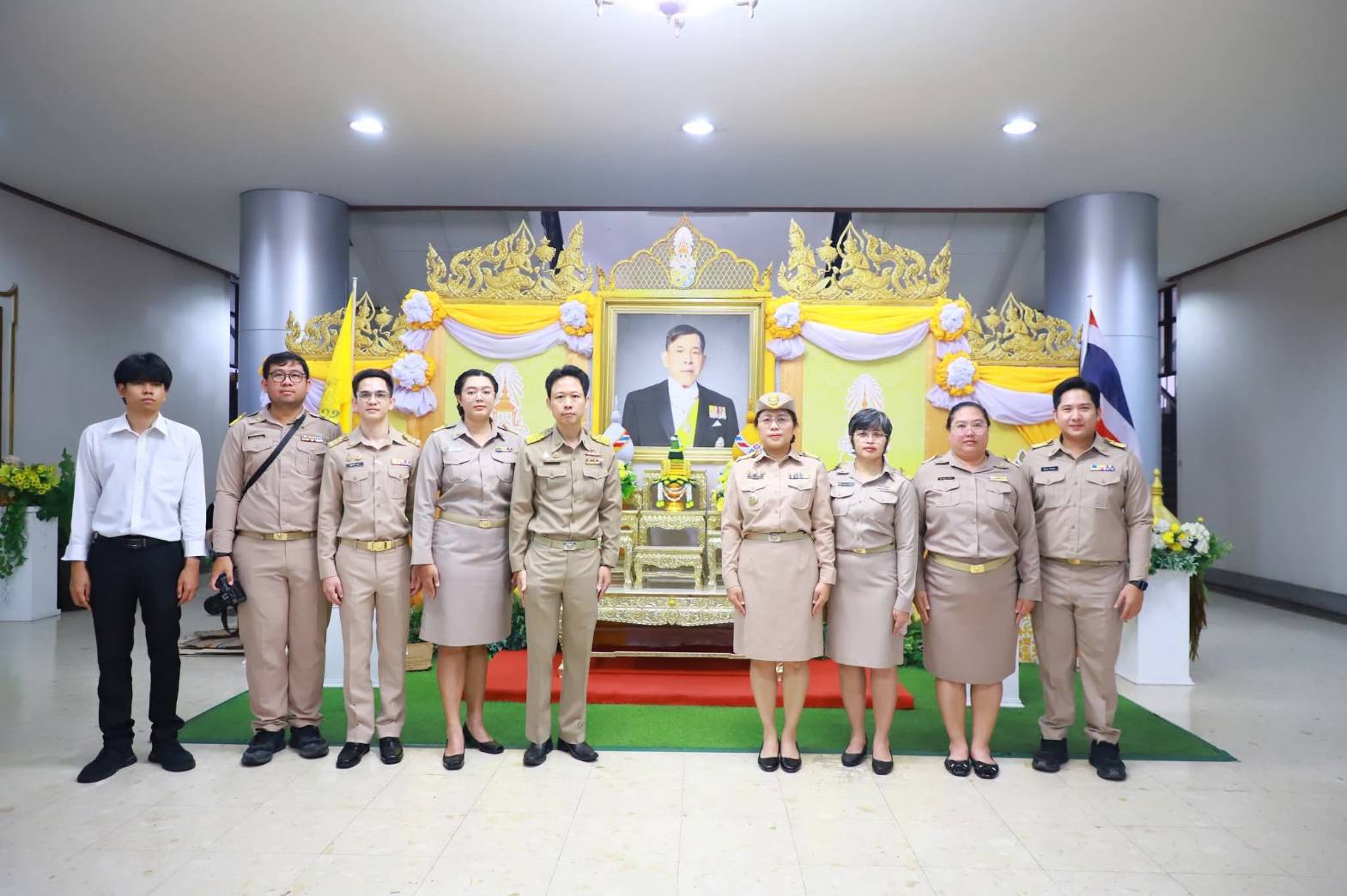 title - เจ้าหน้าที่ศูนย์​การเรียนรู้​เพื่อ​การปฏิรูป​ที่ดิน ร่วมร้องเพลงชาติเนื่องในวันพระราชทานธงชาติไทย 28 กันยายน (Thai National Flag Day) ครบรอบ 109 ปี 28 กันยายน 2569